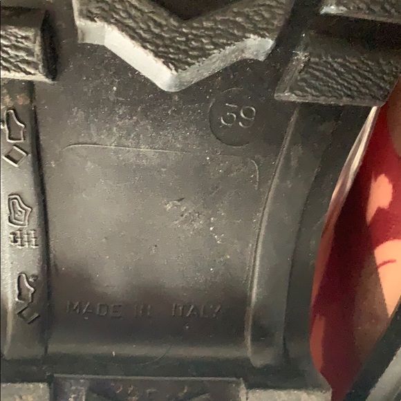 🤑SOLD🤑BURBERRY Rain Boots with Hearts - Picture 5 of 6